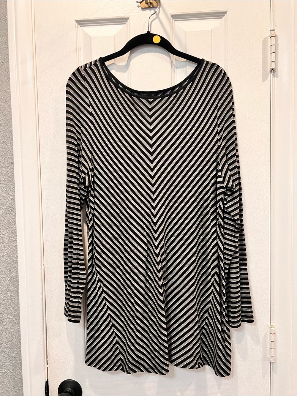 J. Jill Wearever Chevron Striped Tunic Top Black Gray Knit Long Sleeve Size L